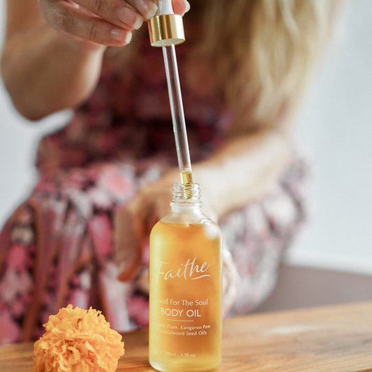 5 Surprising Benefits of Using a Natural Body Oil Daily